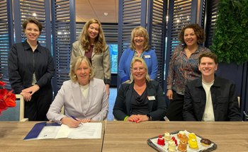 Tekenen convenant foto 1.jpg