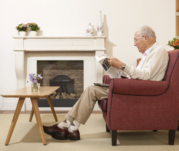 Adegeest krant lezen man OOSTR MR 5872