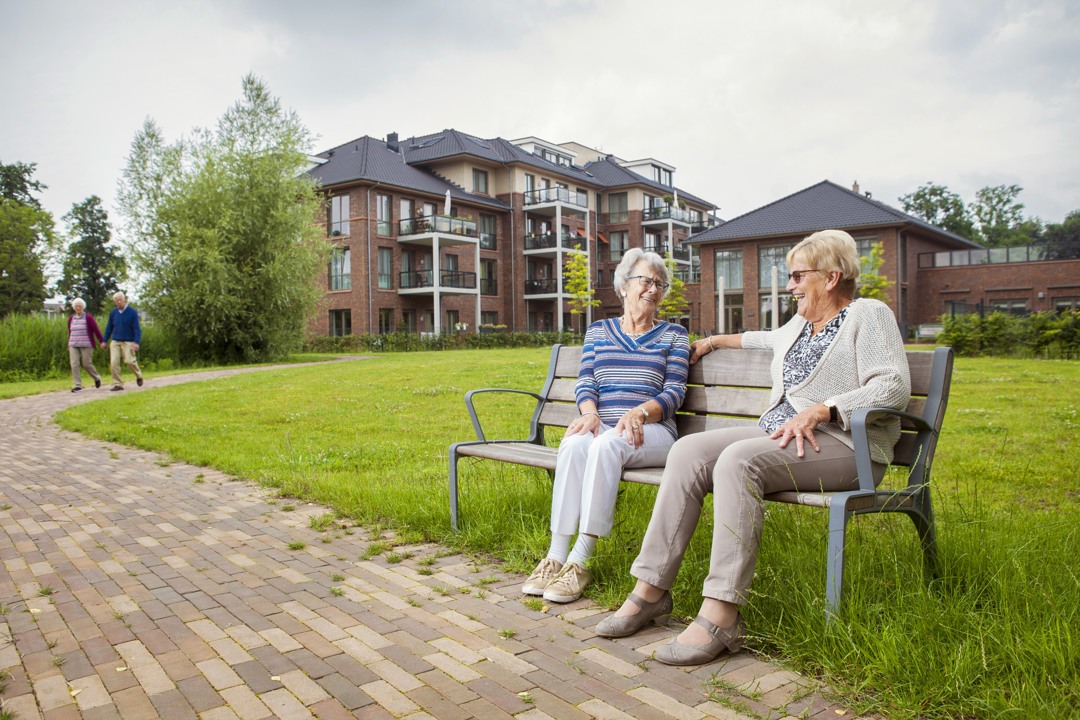 Adegeest vrouw gezellig bankje buiten OOSTR MR 5943.jpg