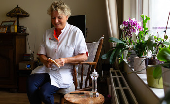 Zorgmedewerker bereidt zorgproduct voor