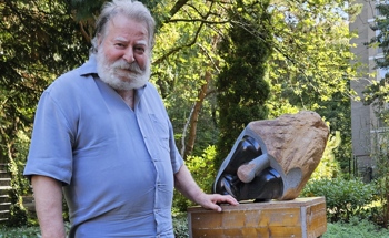 Remi Kruizinga bij het beeld Just resting - het begin van een nieuwe periode2.jpg